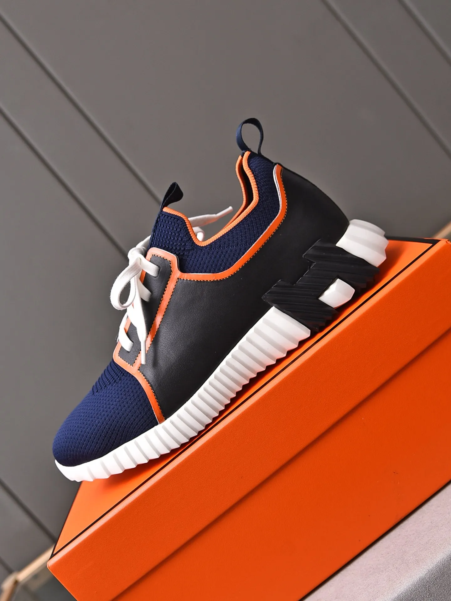 Factory price PP600 [Hermes] fe new arrival~ New Bouncing sneakers are the most comfortable shoes from Hermès, no one else⃣️. They are very light on the feet and look great. You won’t feel tired even when you go shopping and running around. 👍 Very light and comfortable, very light, suitable for both sports and leisure, and feel great when you step on them! It’s up to you to choose, there’s always what you want~ ✔️Fabric: Imported first-layer cowhide + high-elastic fly weave ✔️Inner lining: Imported water-dyed cow lining ✔️Outsole: Seamless combination of IP+TPU (multi-color letters) German technology irradiation machine ✔️Code number: Male 38-44 (45 customized)